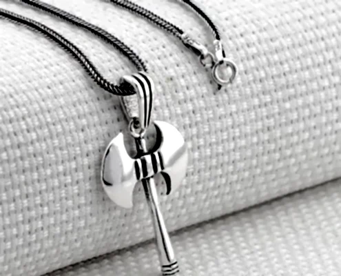 Parlatılmış temiz gümüş kolye doğal ışıkta