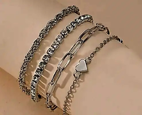 925 ayar gümüş takı seçimi hakkında bilgi veren şık kadın kolyesi görseli