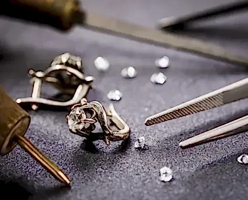 altın ve gümüş takı tamiri yapan usta elleri