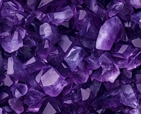 Mor renkli ametist taşı doğal ışık altında