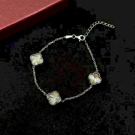 Beyaz Efektli Yonca Taşlı Gümüş Bileklik