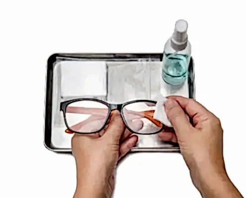 Mikrofiber bezle gözlük camı temizleme işlemi