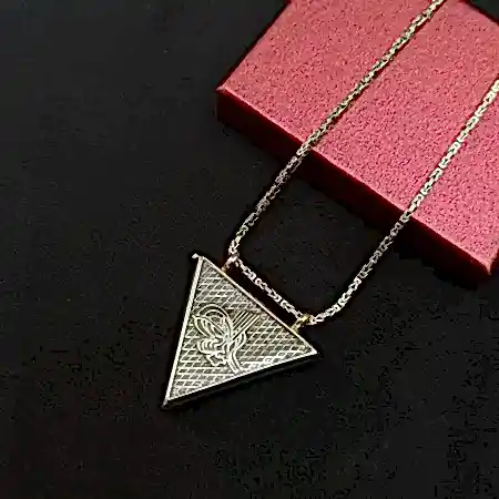 925 Ayar Gümüş Osmanlı Tuğralı Kare Motifli Üçgen Muska Cevşen Kolye